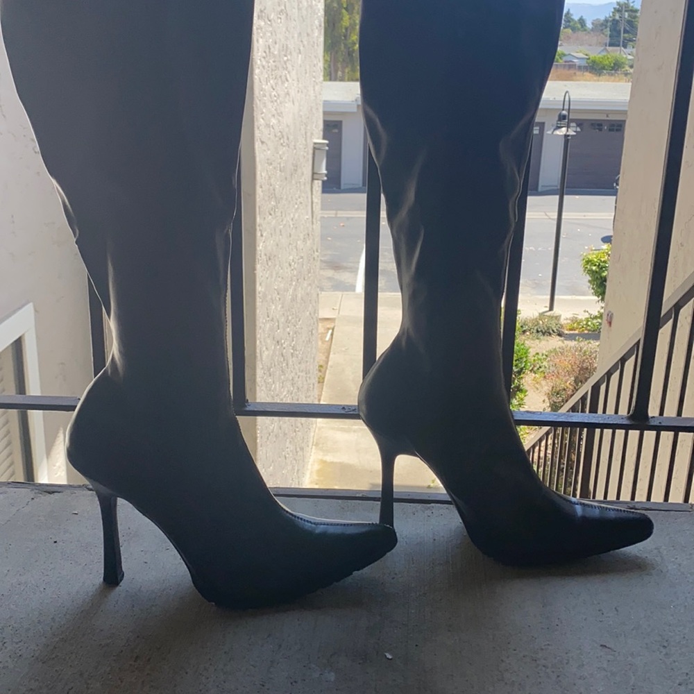 Size 9 black Suede Steven Madden heel boots